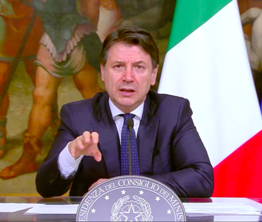 Misure di restrizione prorogate fino al 13 aprile, Conte: «No alle passeggiate genitori-figlio» (VIDEO)