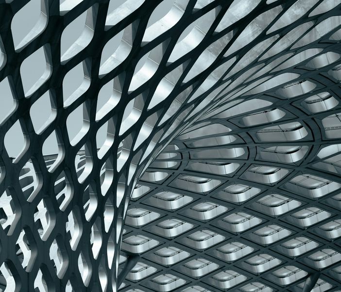 Il metallo che respira tra industria e nuove visioni architettoniche Il metallo che respira tra industria e nuove visioni architettoniche