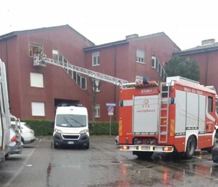 Magenta: donna non risponde ai familiari, i vigili del fuoco entrano dalla finestra Magenta: donna non risponde ai familiari, i vigili del fuoco entrano dalla finestra