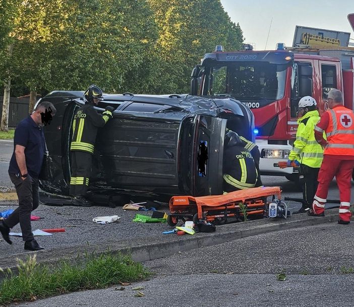 Pavese: auto si ribalta sulla strada, ferite due donne