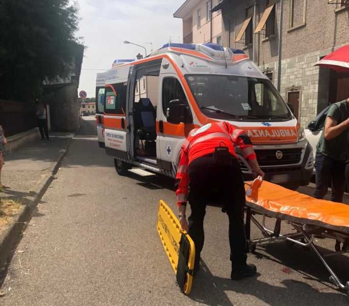 Magenta, incidente in via Melzi: donna in bicicletta finisce al pronto soccorso
