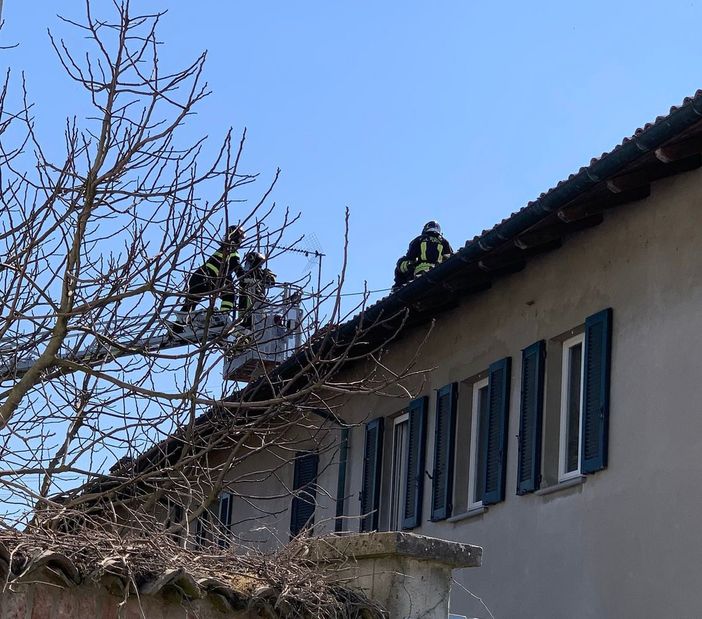 Sannazzaro: surriscaldamento di una canna fumaria alla cascina Gorana, intervengono i Vigili del fuoco Sannazzaro: surriscaldamento di una canna fumaria alla cascina Gorana, intervengono i Vigili del fuoco