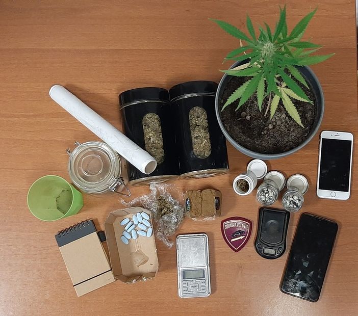 Pavia: trovato in casa con 300 grammi di hashish e marijuana, in manette un 32enne Pavia: trovato in casa con 300 grammi di hashish e marijuana, in manette un 32enne