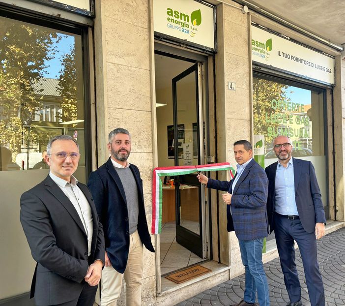 Inaugurato un nuovo Asm Point a Trecate Inaugurato un nuovo Asm Point a Trecate