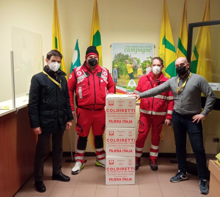 Solidarietà, altri 1000 kg di cibo nei pacchi alimentari donati da Coldiretti Pavia alle famiglie bisognose