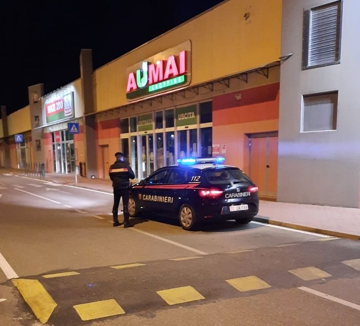 Voghera: rapina un supermercato ma viene bloccato dai carabinieri dopo la fuga in auto, in manette un 35enne