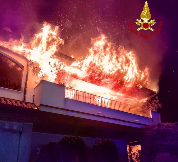 Trezzano sul Naviglio: incendio nella notte, villetta in fiamme Trezzano sul Naviglio: incendio nella notte, villetta in fiamme