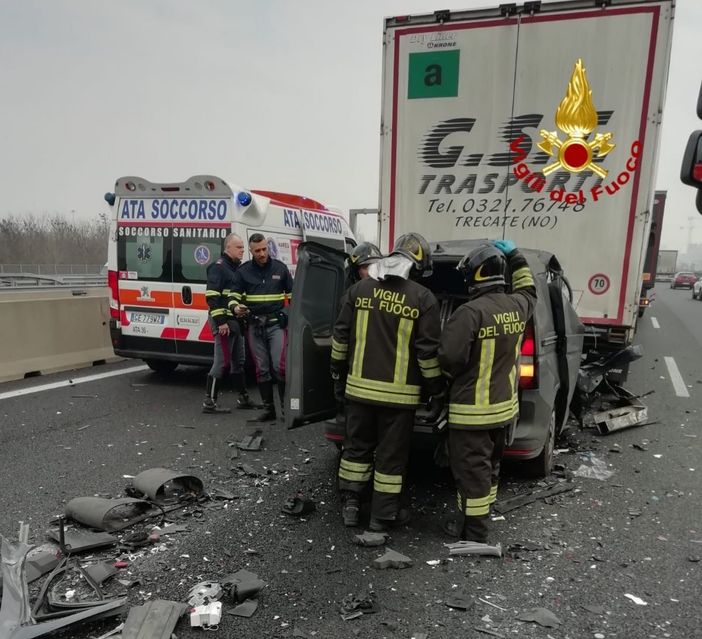 Tragedia sull’autostrada A4 in zona Pero: scontro con un camion, autista di un doblò perde la vita