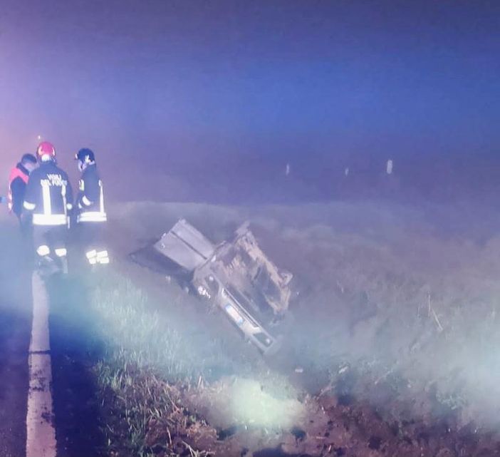 Cergnago: auto esce di strada e si ribalta sulla ex statale 211, coinvolte due persone