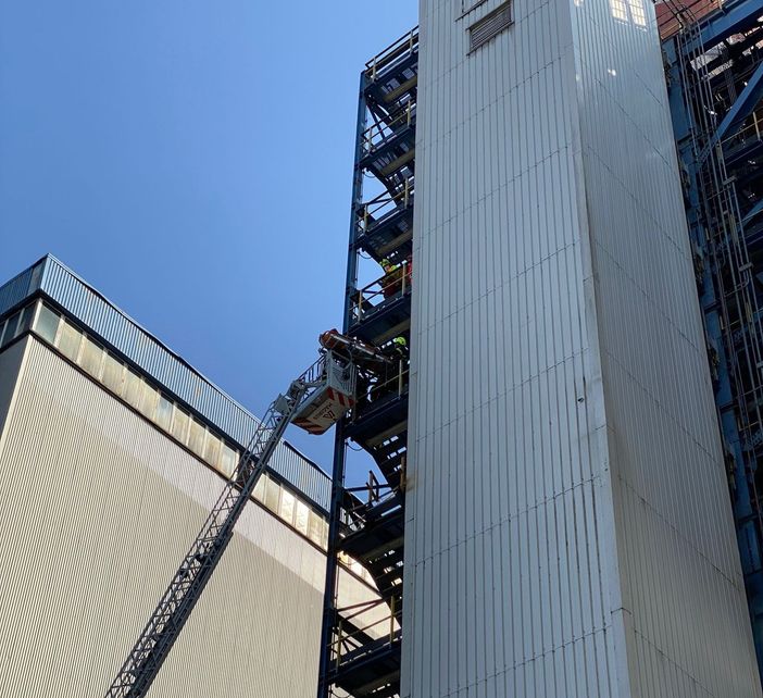 Turbigo: gravissimo incidente sul lavoro alla centrale. Due operai cadono dal camino, uno è grave