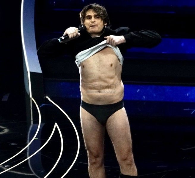 Angelo Duro, in mutande sul palco dell'Ariston: "Io sono un trasgressivo, non ho neanche un tatuaggio" Angelo Duro, in mutande sul palco dell'Ariston: "Io sono un trasgressivo, non ho neanche un tatuaggio"