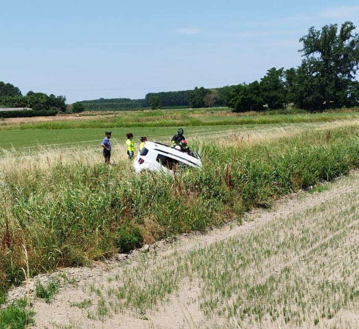 Zinasco: esce di strada con il suv sulla provinciale, ferita una 73enne Zinasco: esce di strada con il suv sulla provinciale, ferita una 73enne