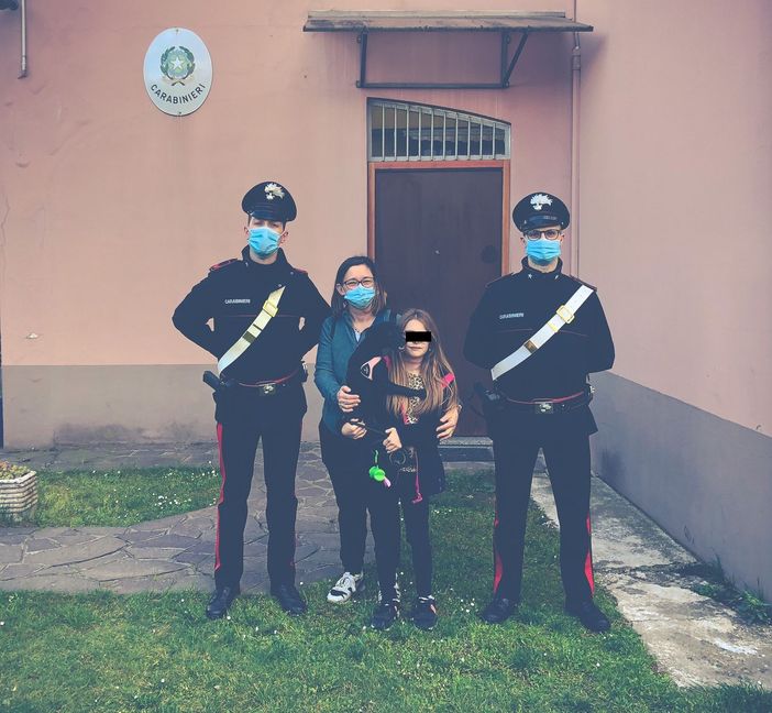 Trivolzio: ritrovata e affidata ai padroni la piccola cagnolina Kira. Denunciati gli autori del furto Trivolzio: ritrovata e affidata ai padroni la piccola cagnolina Kira. Denunciati gli autori del furto