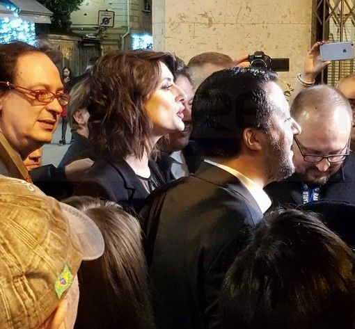 #Sanremo2018: Matteo Salvini ed Elisa Isoardi tra i più 'paparazzati' questa notte dopo il Festival