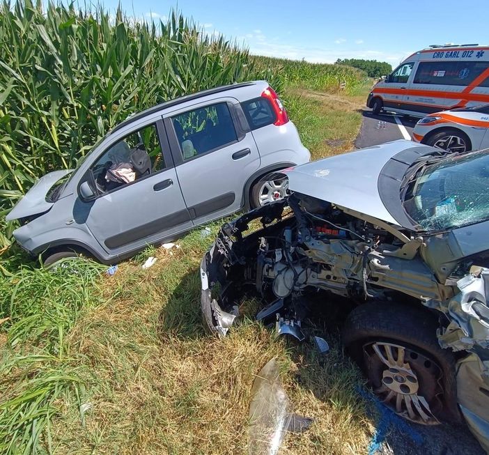 Mortara: scontro tra auto sulla provinciale 494, ferite tre persone Mortara: scontro tra auto sulla provinciale 494, ferite tre persone