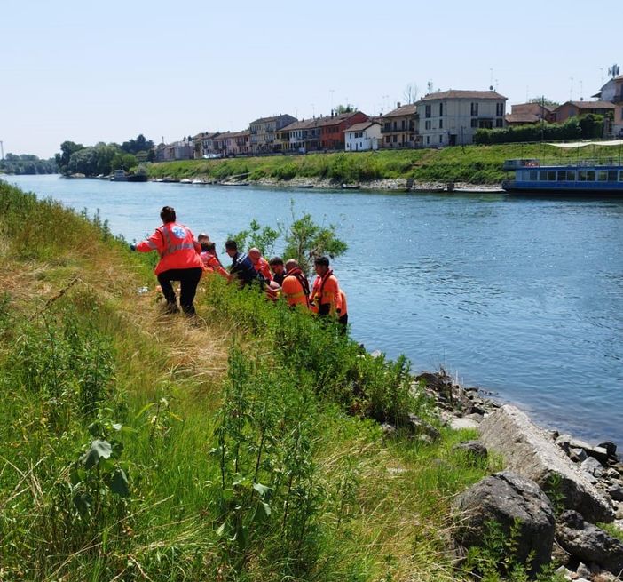 Pavia: ragazza 19enne finisce nel Ticino, salvata dai Vigili del fuoco Pavia: ragazza 19enne finisce nel Ticino, salvata dai Vigili del fuoco