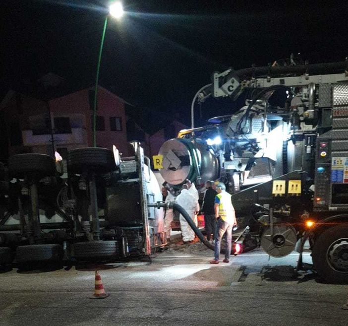 Mortara: autocisterna si ribalta sulla provinciale 596, Vigili del fuoco impegnati per alcune ore