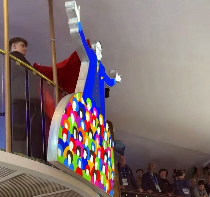 Sanremo celebra Pippo Baudo: inaugurata all’Ariston l’opera luminosa che lo ricorda nel segno del Festival Sanremo celebra Pippo Baudo: inaugurata all’Ariston l’opera luminosa che lo ricorda nel segno del Festival