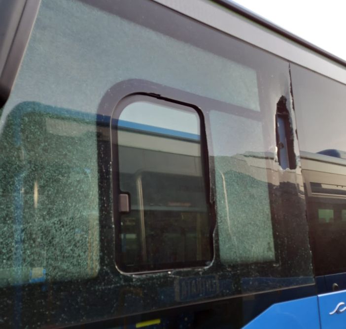 Abbiategrasso: salta la corsa, a notte fonda reagiscono spaccando il vetro del pullman