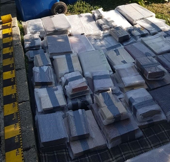 Ladri acrobati si calano con le corde e rubano libri preziosi. Arrestato vertice dell’organizzazione criminale che agiva tra Italia, Romania e Regno Unito Ladri acrobati si calano con le corde e rubano libri preziosi. Arrestato vertice dell’organizzazione criminale che agiva tra Italia, Romania e Regno Unito