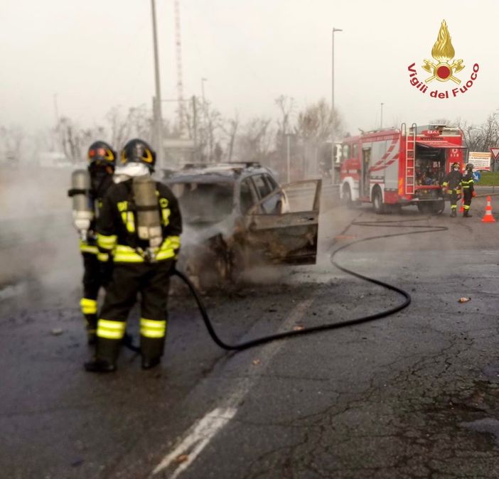 Siziano: auto distrutta dalle fiamme, intervento dei Vigili del fuoco
