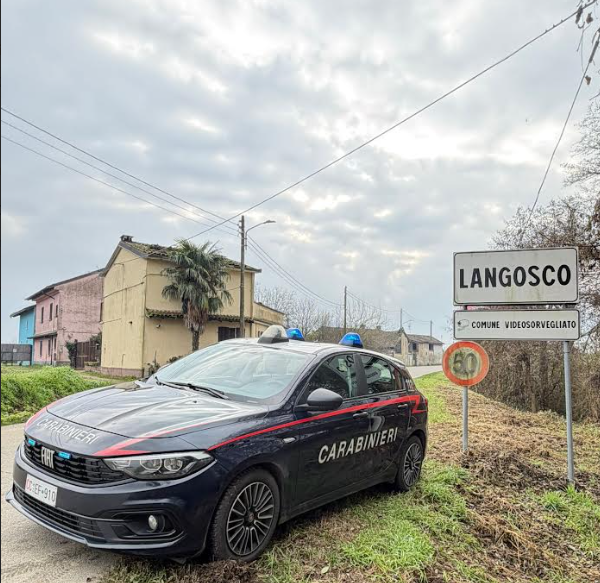 Langosco, convince anziano a pagare 100 euro per un falso danno alla carrozzeria dell'auto. Scatta la denuncia per un 36enne Langosco, convince anziano a pagare 100 euro per un falso danno alla carrozzeria dell'auto. Scatta la denuncia per un 36enne