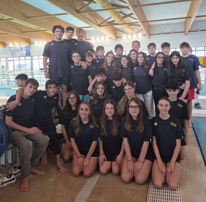 Nella foto: gli atleti dell’H2Sport alla gara sociale della Nuotatori Milanesi