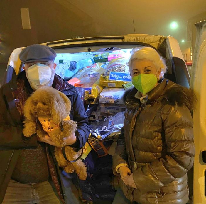 Magenta, l’ennesima impresa solidale di Jessica Oldani, Mino and friends: 900 chili di cibo per canili e gattili