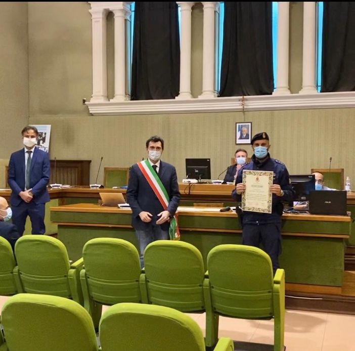 Vigevano, encomio a 5 agenti della polizia locale per l’indagine lampo sui danneggiamenti in piazza Ducale Vigevano, encomio a 5 agenti della polizia locale per l’indagine lampo sui danneggiamenti in piazza Ducale