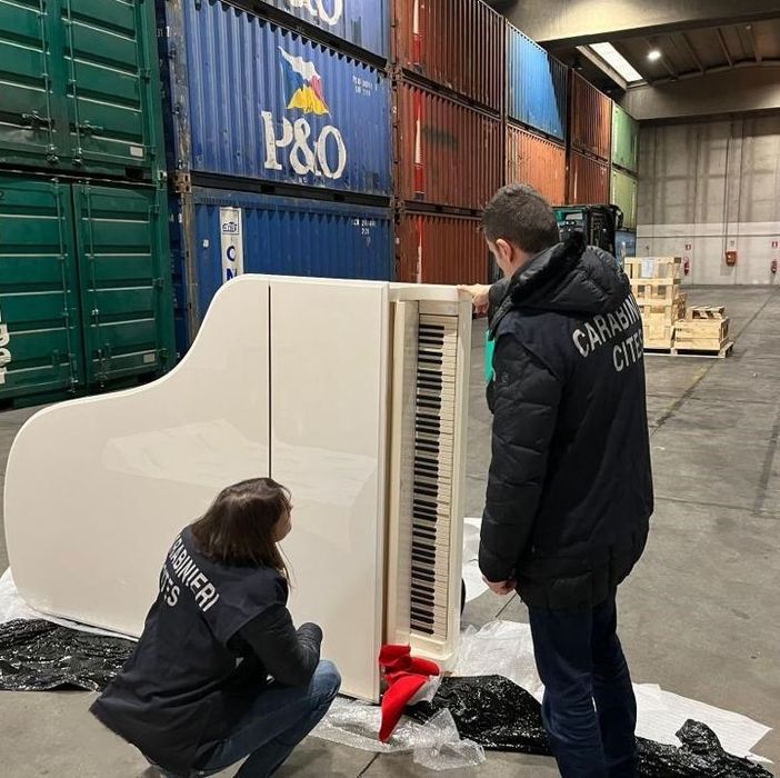 Sequestrato pianoforte con parti in avorio di elefante pronto per essere spedito all’estero