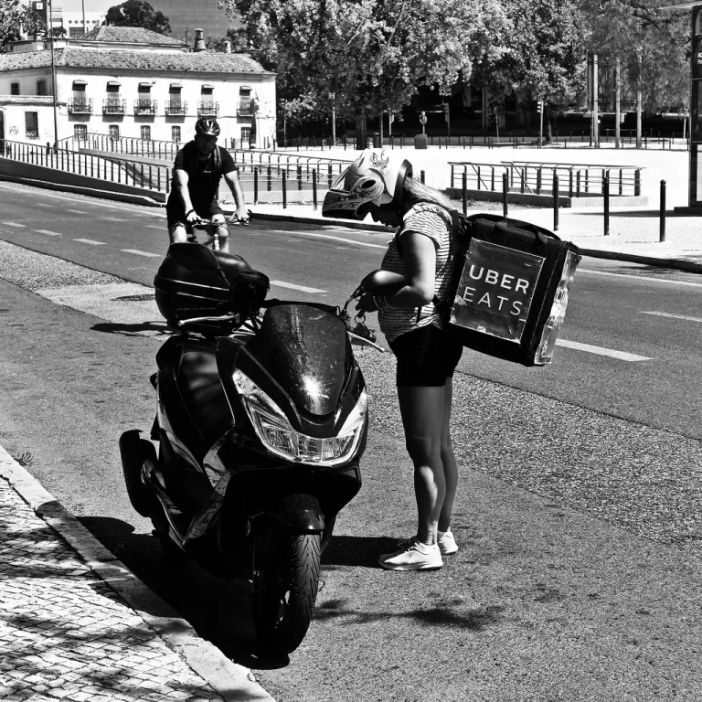 Uber Eats lascia l’Italia: 49 licenziamenti