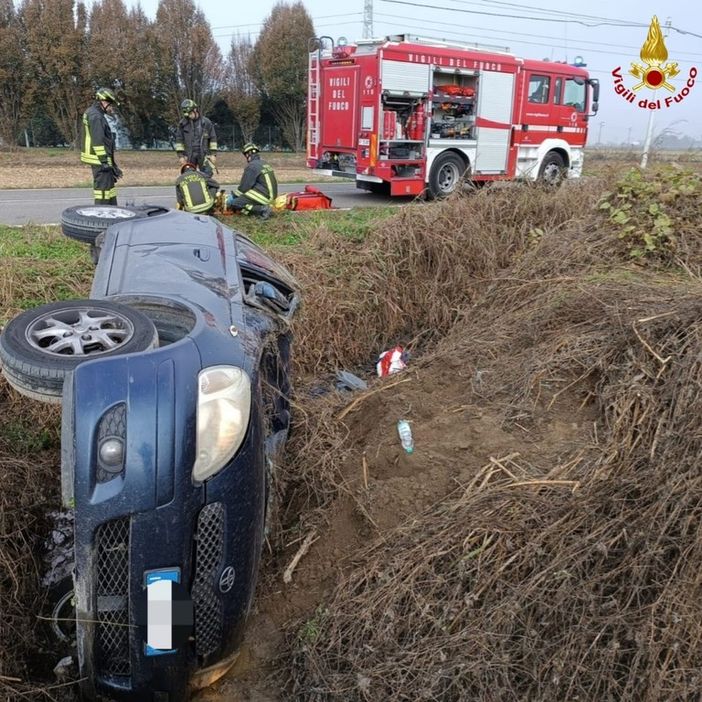 Auto fuori strada alla periferia di BorgoVercelli: un ferito