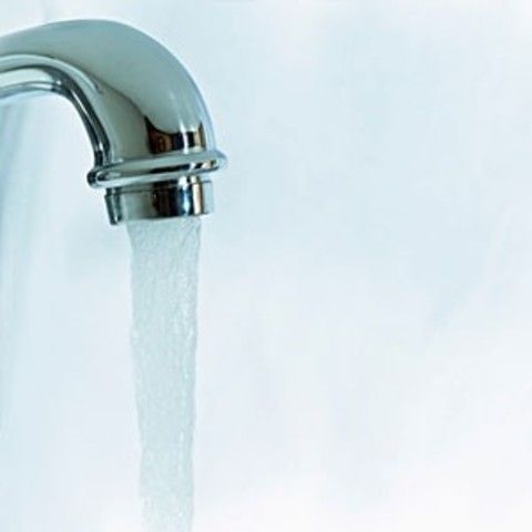 Mortara: cittadini in allarme, dai rubinetti scende acqua bianca