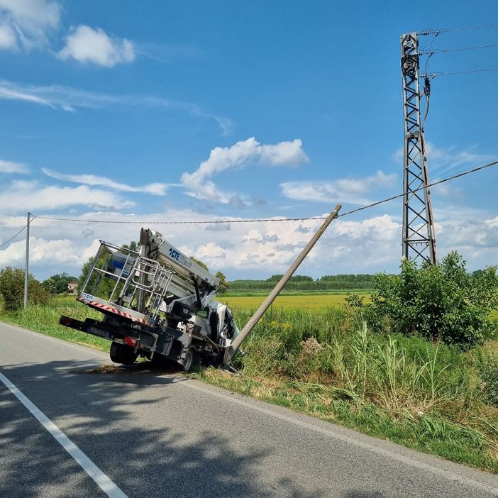 Cilavegna: camioncino con piattaforma esce di strada e finisce contro palo della luce, soccorso un 24enne