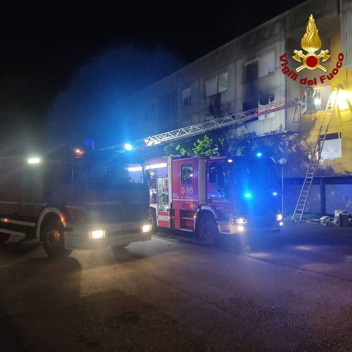 Incendio in appartamento disabitato a Novara: intervengono i Vigili del Fuoco