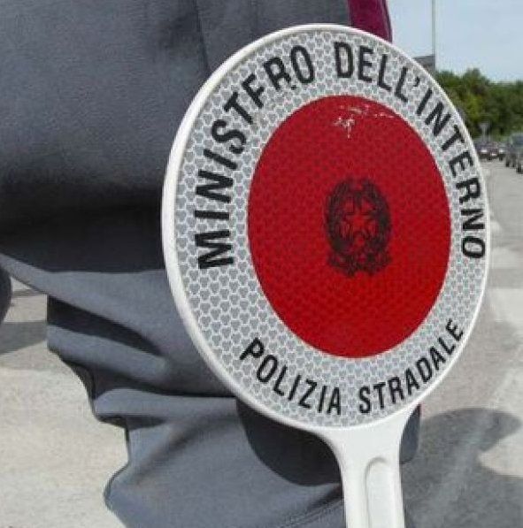 Pavese: blitz della polizia stradale, fermato un furgone con a bordo carne e pesce mal conservati