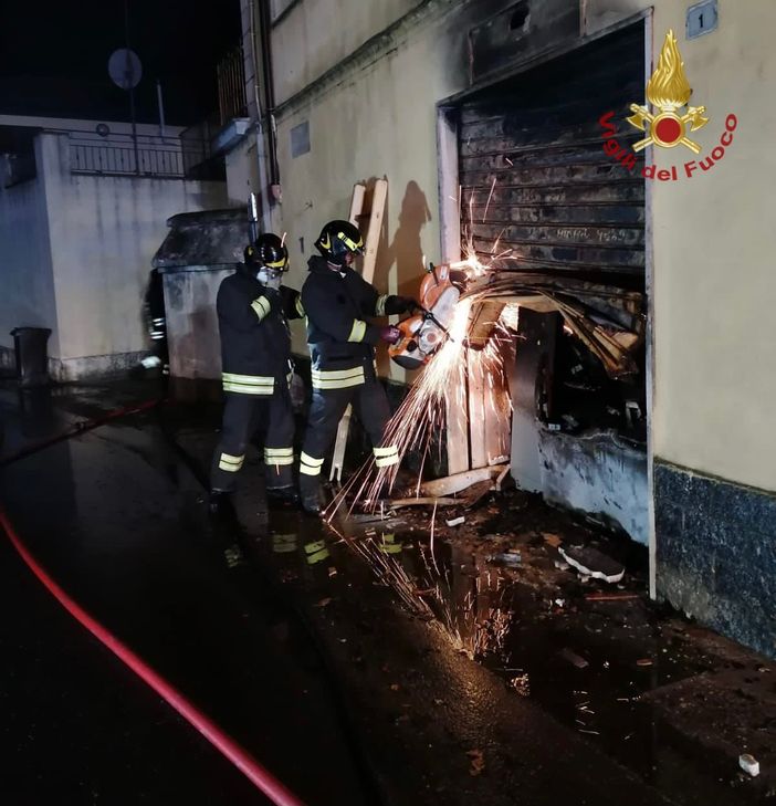 Linarolo: incendio in locale commerciale, evacuata una famiglia Linarolo: incendio in locale commerciale, evacuata una famiglia