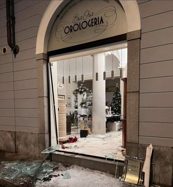 Vercelli: spaccata all'orologeria "Era Ora" Vercelli: spaccata all'orologeria "Era Ora"