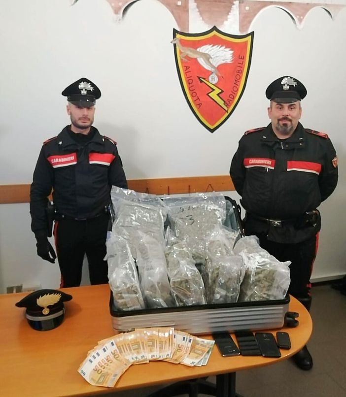 Pavia: fermato per un controllo dai carabinieri fugge a piedi, poi spunta una valigia con circa 8 chili di marijuana