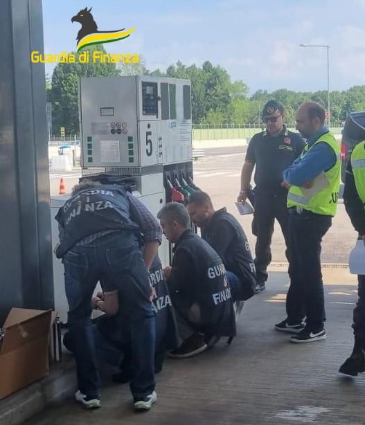 Gasolio e carburanti "miscelati", scatta il sequestro della Guardia di Finanza di Como Gasolio e carburanti "miscelati", scatta il sequestro della Guardia di Finanza di Como