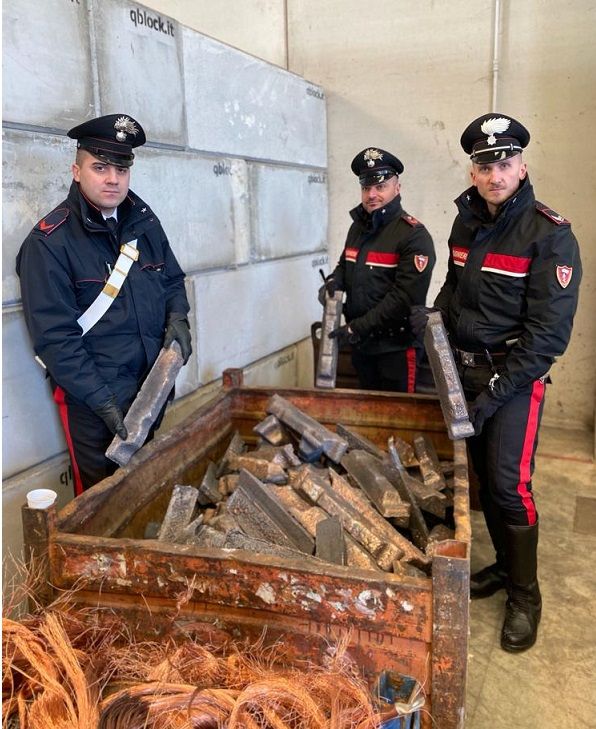 Pavese: tenta di vendere 5 tonnellate di lingotti in bronzo rubati in una ditta, denunciato un 26enne