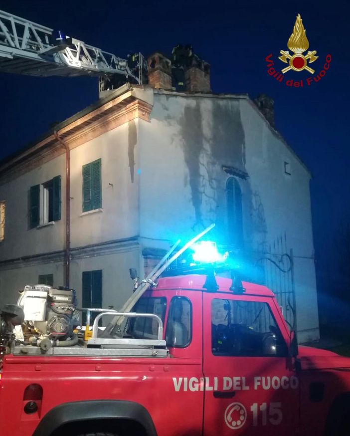 Pavese: brucia una canna fumaria a Mezzanino, i vigili del fuoco evitano le fiamme sul tetto di un'abitazione Pavese: brucia una canna fumaria a Mezzanino, i vigili del fuoco evitano le fiamme sul tetto di un'abitazione