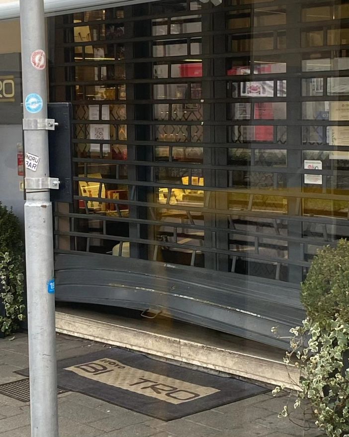 (nella foto la saracinesca forzata dai ladri al "Nuovo Bixtrò")