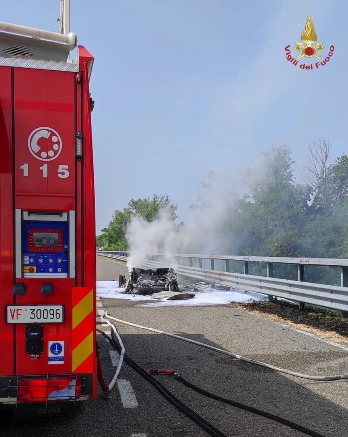 Auto ibrida distrutta dalle fiamme sull'autostrada Milano-Genova, illeso il conducente Auto ibrida distrutta dalle fiamme sull'autostrada Milano-Genova, illeso il conducente