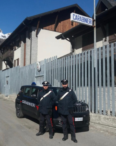 Carabinieri dal cuore d'oro: pagano vitto, alloggio e viaggio a un giovane in cerca di lavoro Carabinieri dal cuore d'oro: pagano vitto, alloggio e viaggio a un giovane in cerca di lavoro