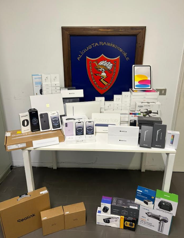 Vigevano, borsoni pieni di dispositivi informatici: due persone denunciate dai carabinieri per ricettazione