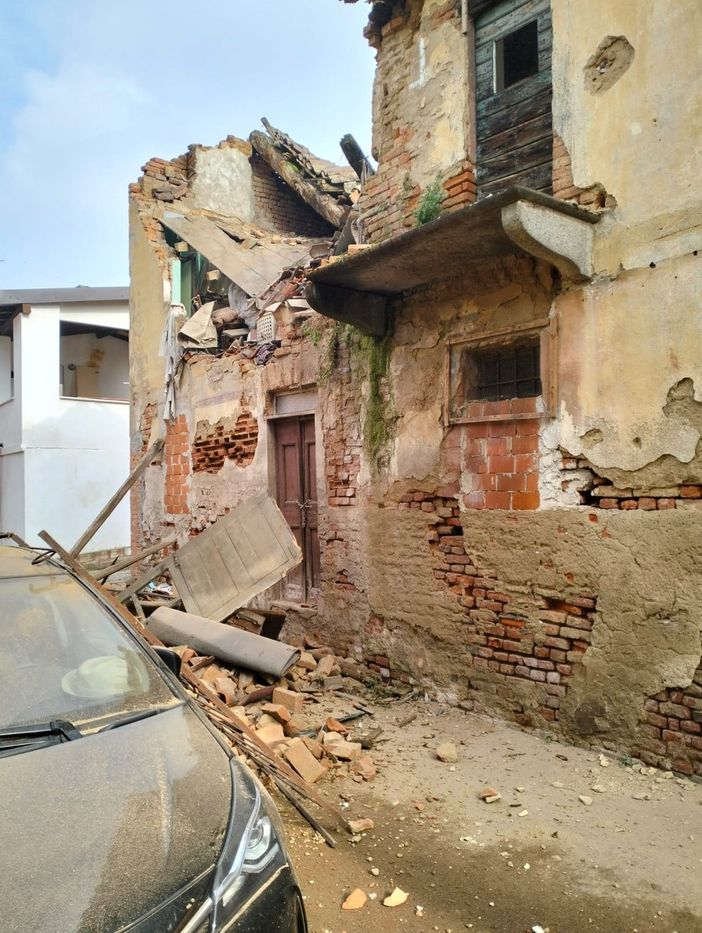 Robbio: crolla parte di un vecchio immobile, danneggiate due auto Robbio: crolla parte di un vecchio immobile, danneggiate due auto