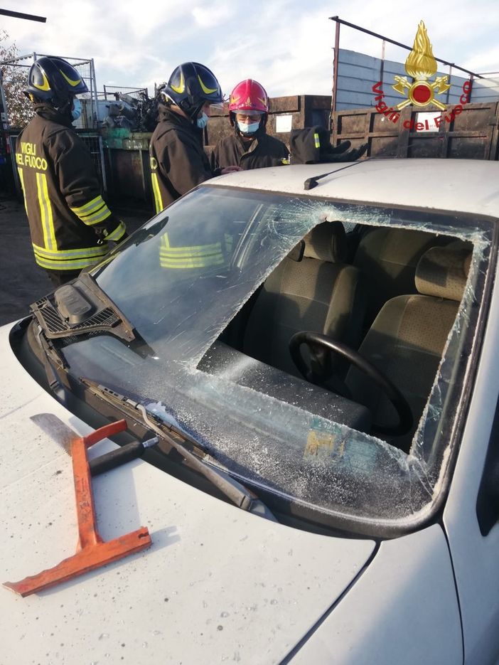 Oltrepò: i vigili del fuoco simulano le tecniche di intervento durante un incidente stradale Oltrepò: i vigili del fuoco simulano le tecniche di intervento durante un incidente stradale