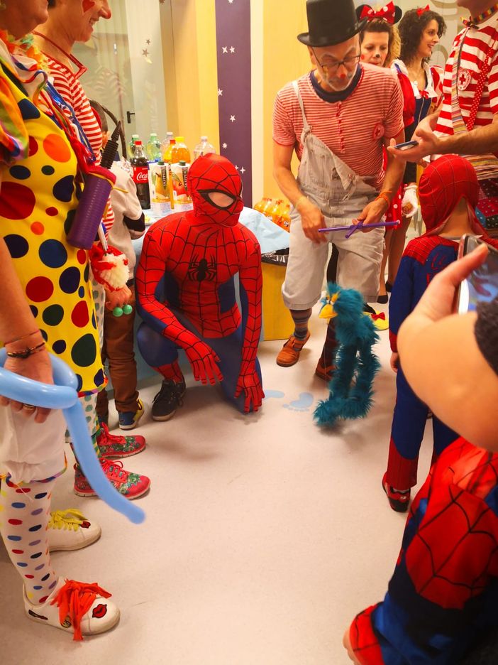Pavia: carnevale in ospedale, Truck in maschera per i bambini ricoverati