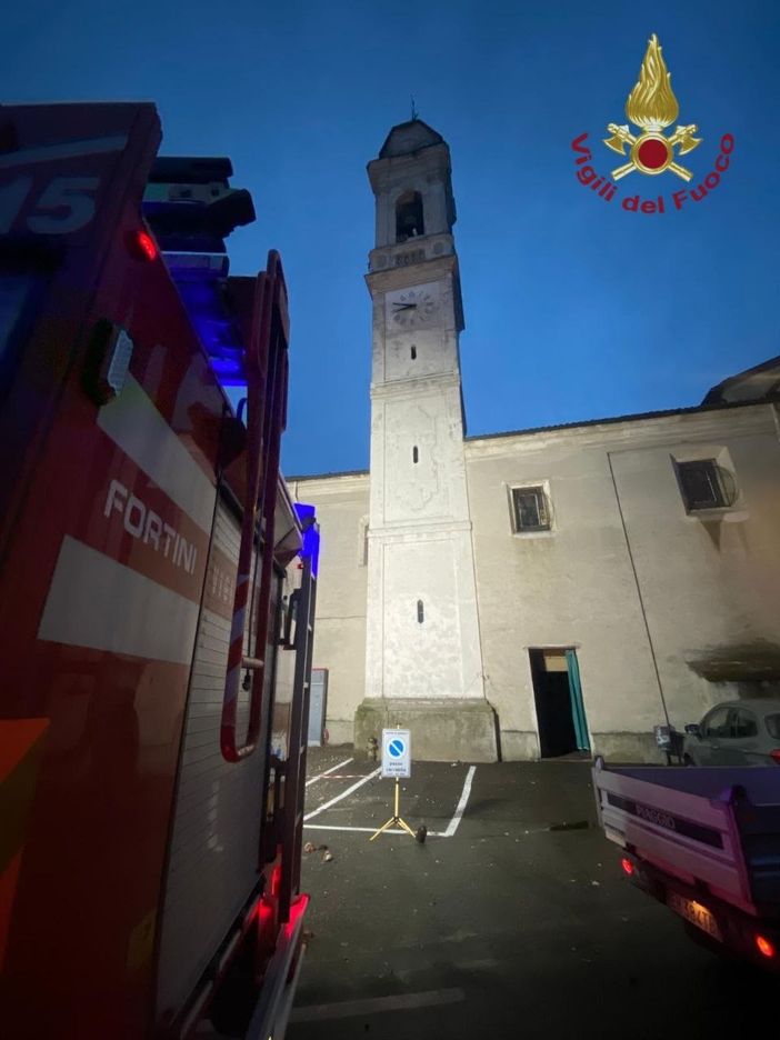 Campanile della chiesa di Garbana colpito da un fulmine, sono intervenute due squadre di Vigili del fuoco Campanile della chiesa di Garbana colpito da un fulmine, sono intervenute due squadre di Vigili del fuoco